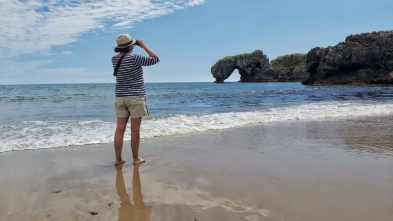 Una playa que sorprende por su entorno… «La Huelga» en Villahormes