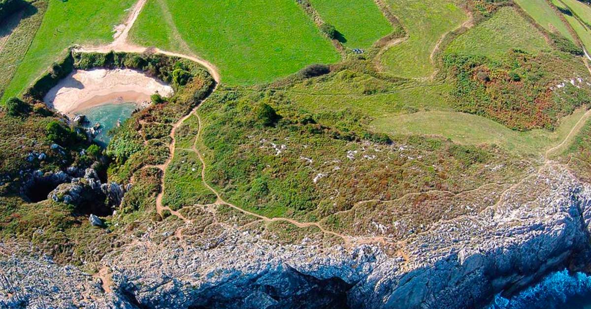 LLANES | La playa más pequeña del mundo está... en Asturias... DESCUBRE!!