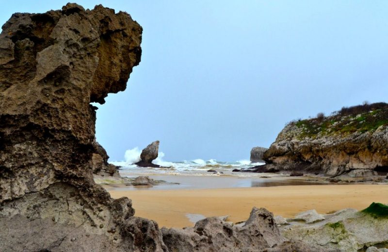 Playa de Buelna… cala caprichosa ideal para disfrutar en familia